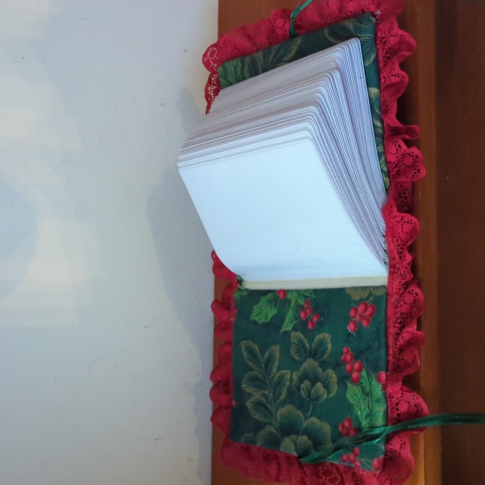 Vintage Handmade Padded And Laced Christmas Holley Berry Photo Album - Picture 4 of 5